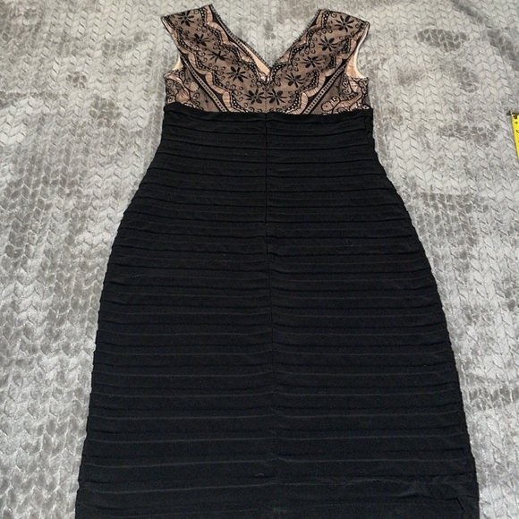 Signature Lana Stunning Formal Lace & Black Dress. Size 10 - Picture 6 of 10